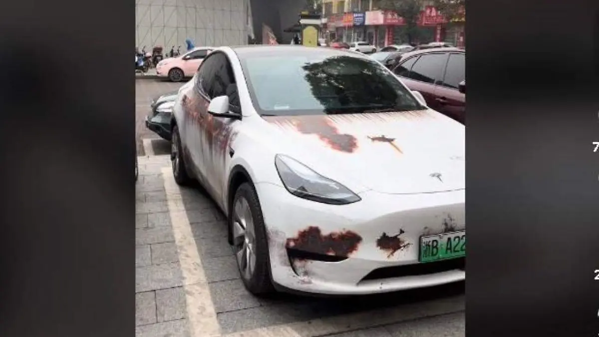 Auto de alta gama es decorado con calcomanías de manchas de óxido